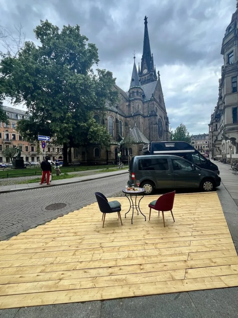 Parklet fertige Plattform – Café Glocke Dresden