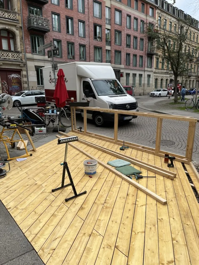 Parklet Aufbau Straßenseite – Café Glocke Dresden