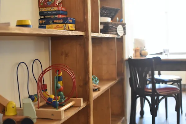 Spielzeugregal in unserem Familienzimmer