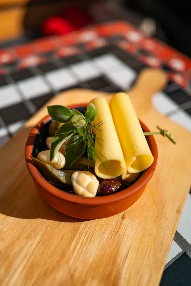 Käse-Röllchen und Pickles