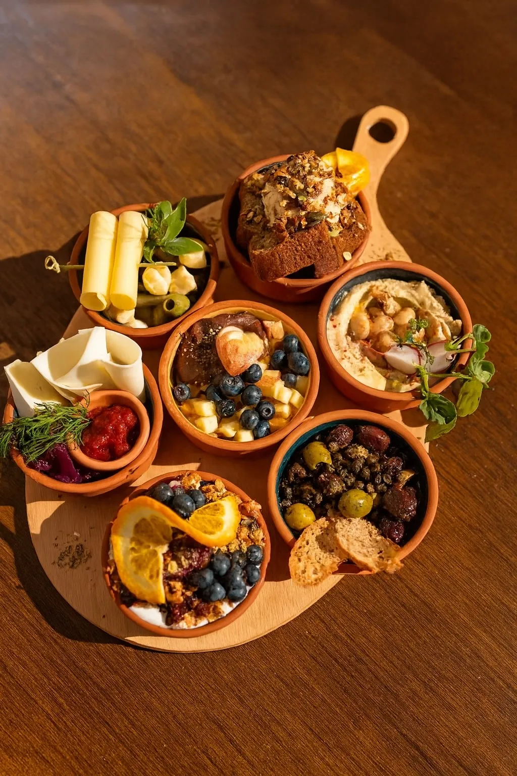 Tapas-Platte auf Holztisch