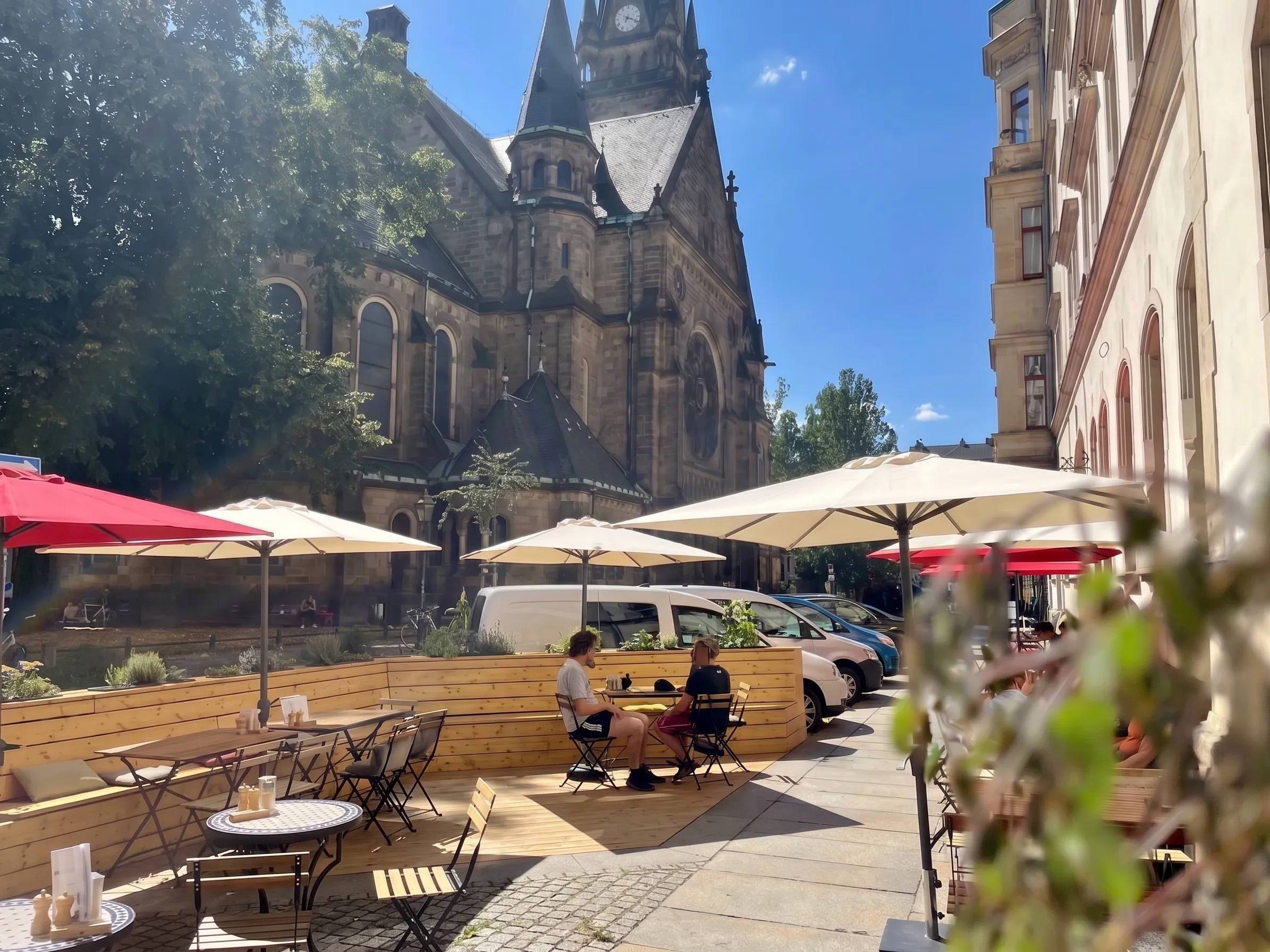 Terrasse mit Blick auf die Martin-Luther-Kirche