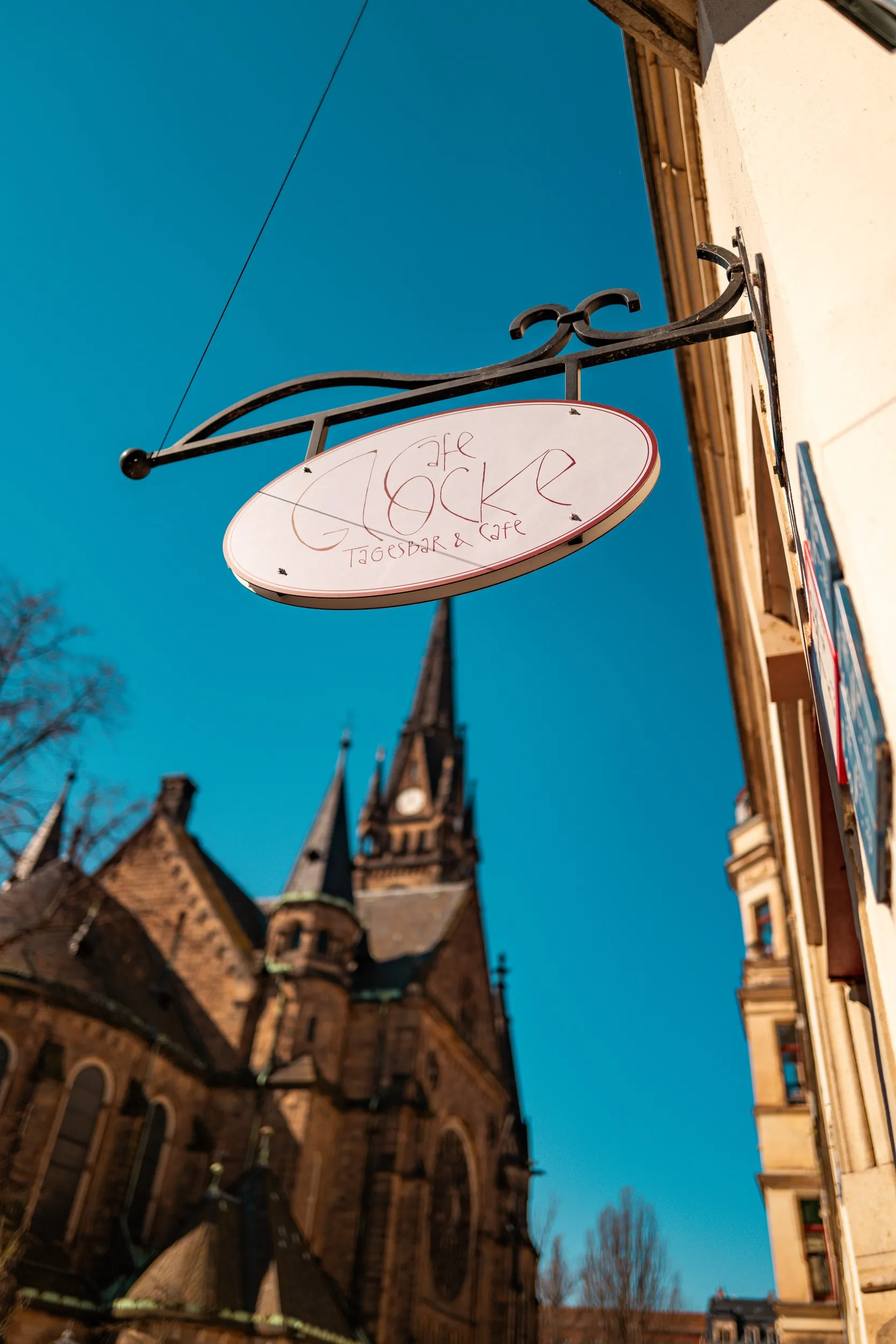 Café Glocke Schild mit Blick auf die Martin-Luther-Kirche
