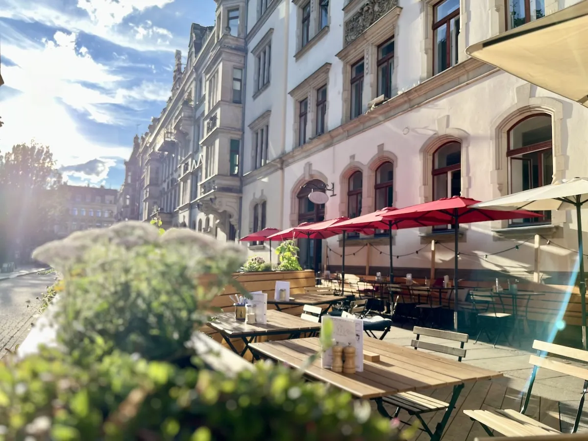Rote Schirme bei Sonnenuntergang, Café Glocke