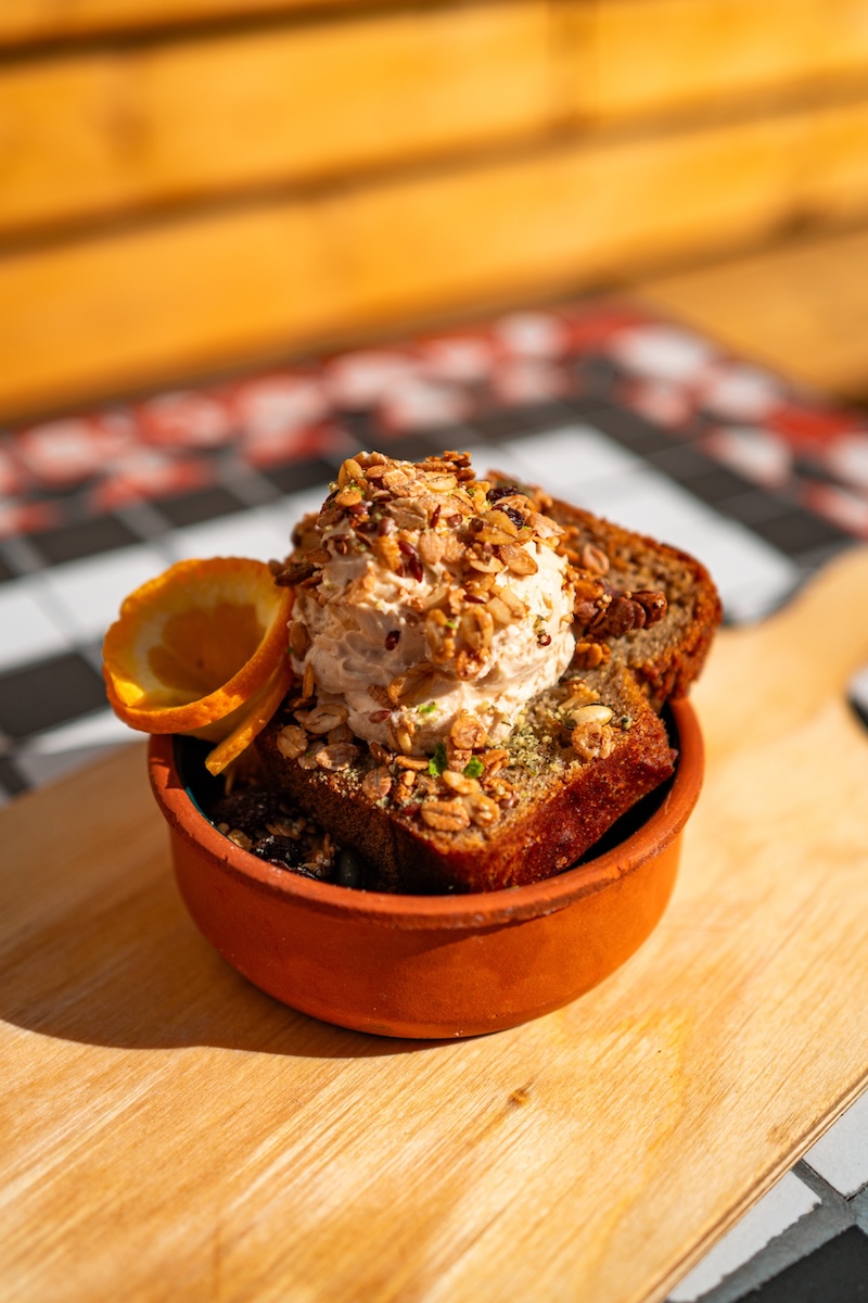 Bananenbrot mit Creme im Café Glocke