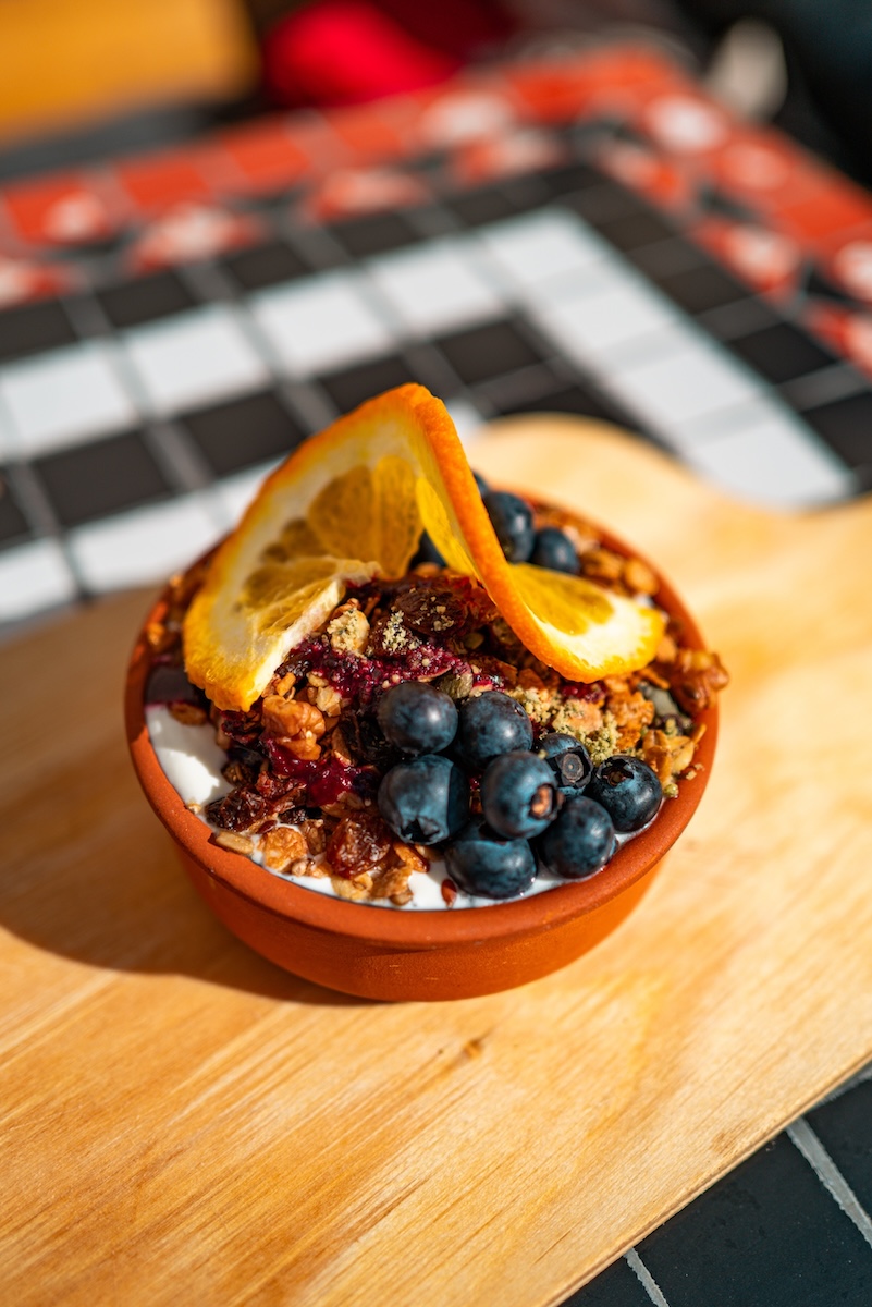 Granola-Bowl mit Heidelbeeren im Café Glocke
