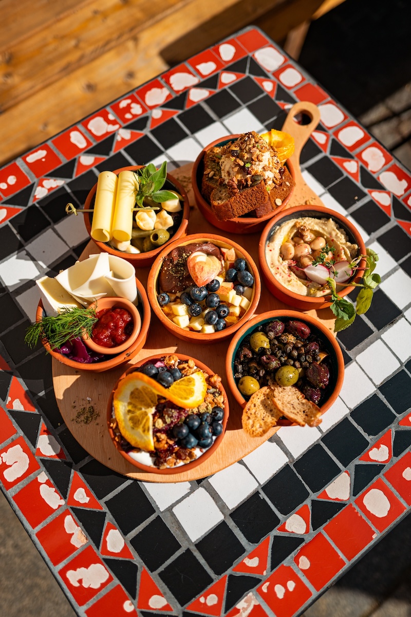 Café Glocke Tapas-Platte auf Mosaiktisch