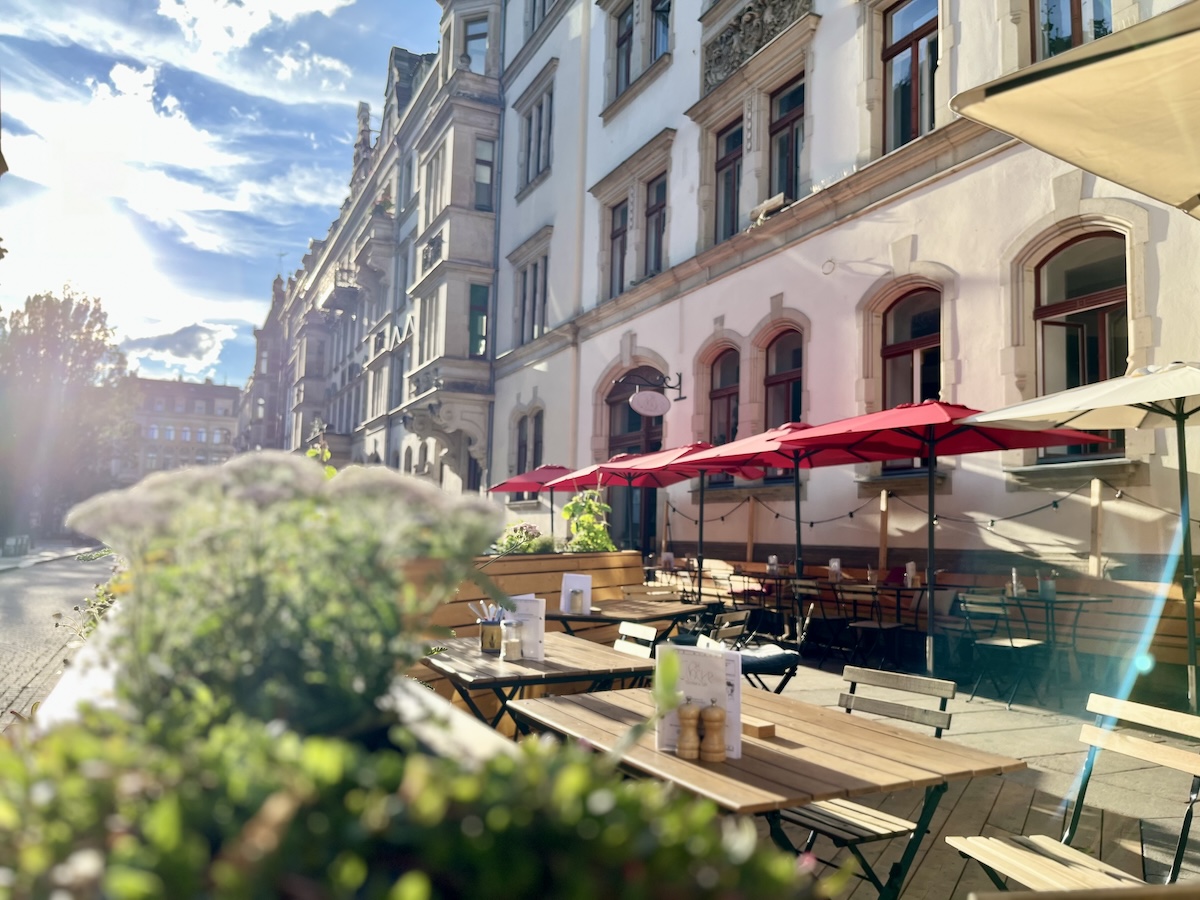 Rote Schirme bei Sonnenuntergang, Café Glocke